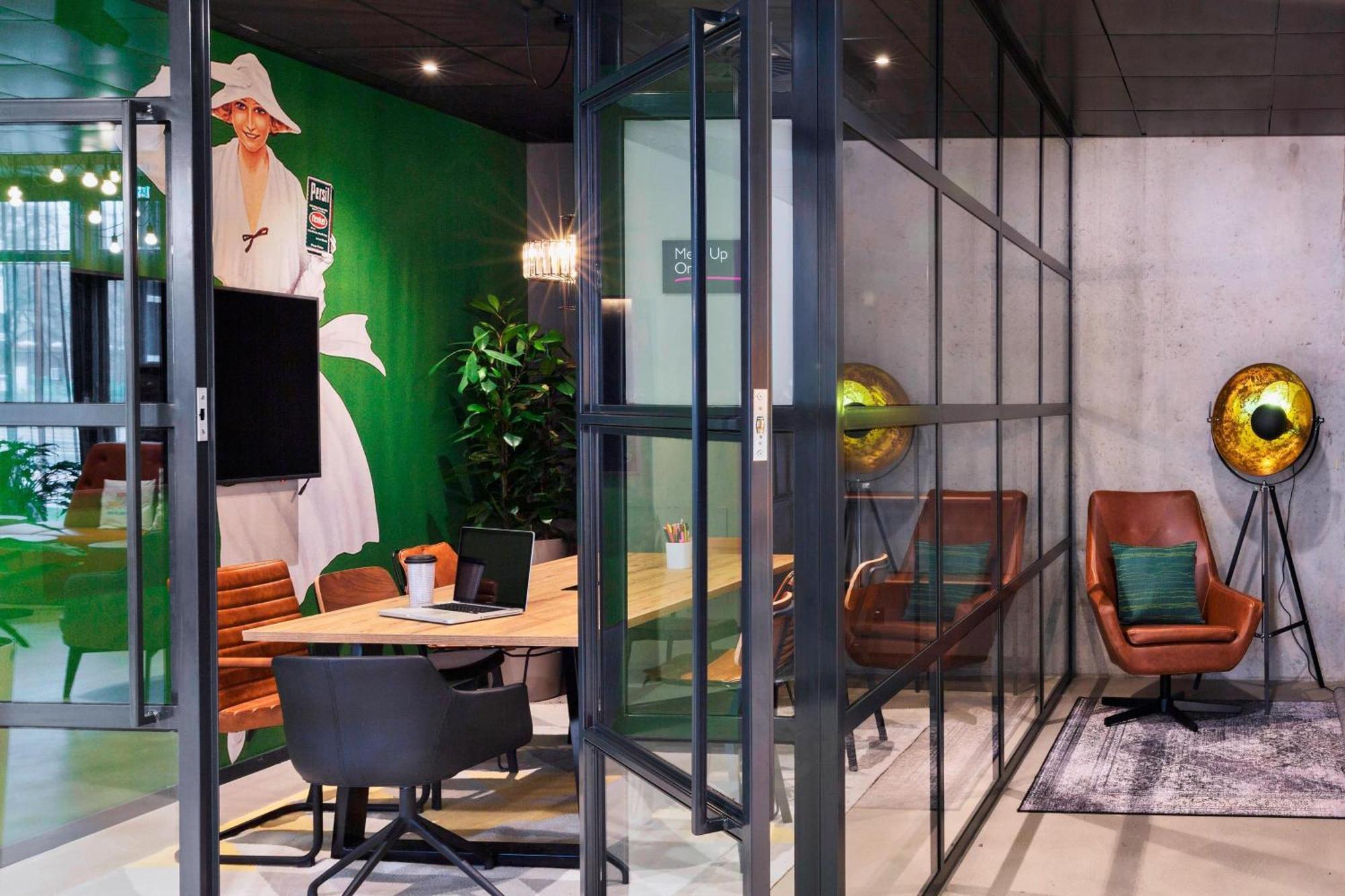 Moxy Duesseldorf South Hotel Exterior photo